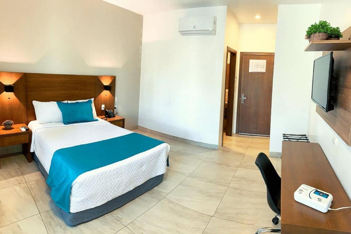 Aquamarina Hotel Manta Luaran gambar